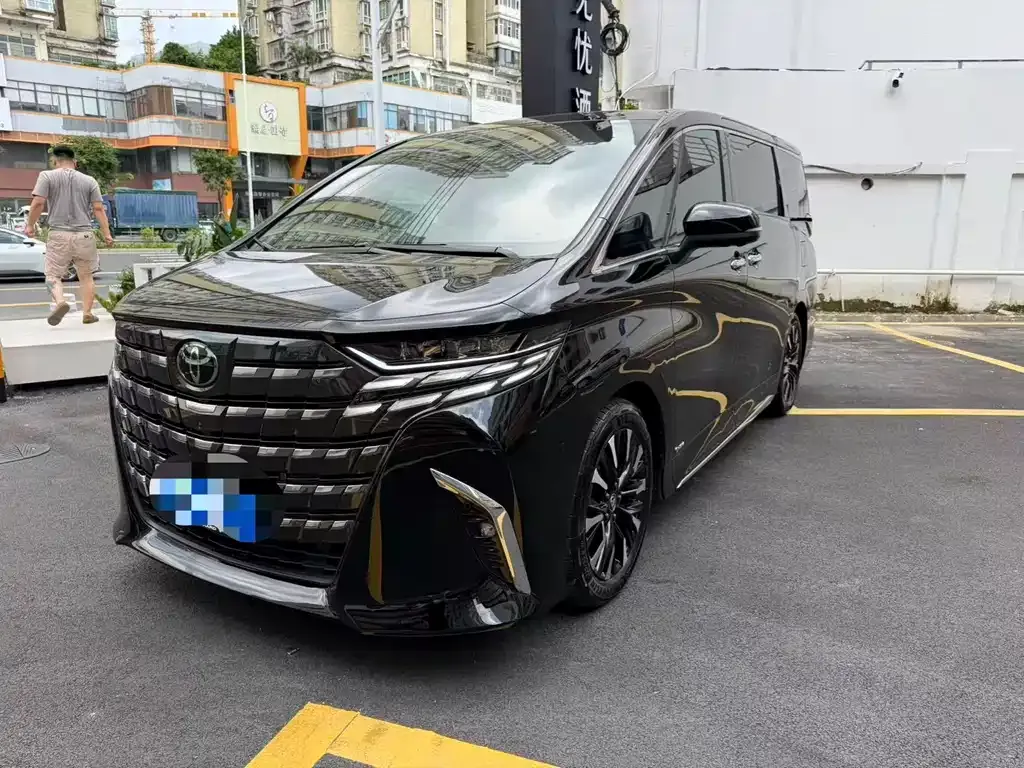 Toyota Alphard — фото 1