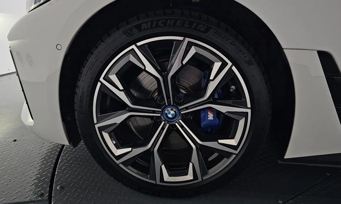 BMW i4 — фото 3