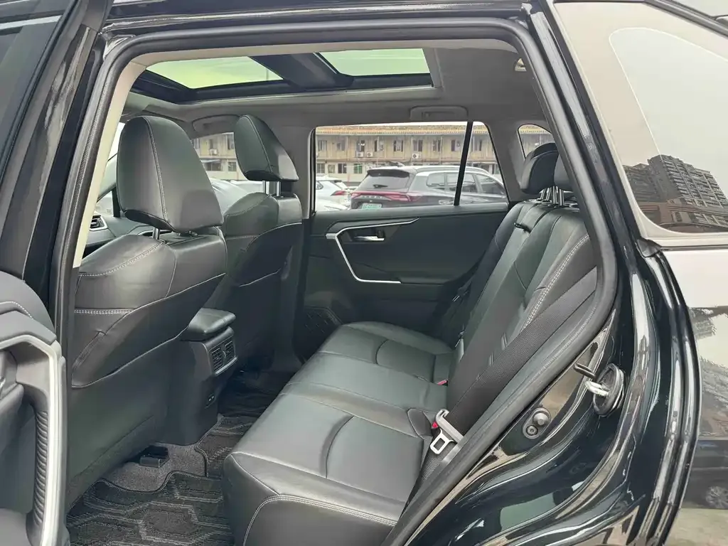 Toyota RAV4 — фото 4
