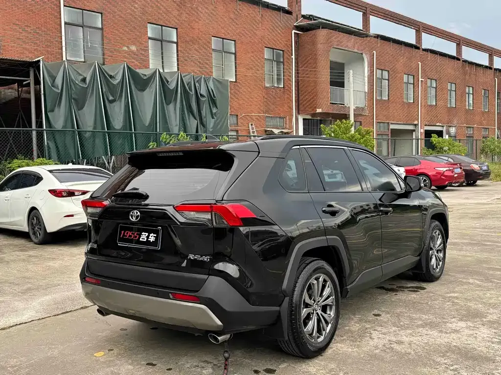 Toyota RAV4 — фото 7