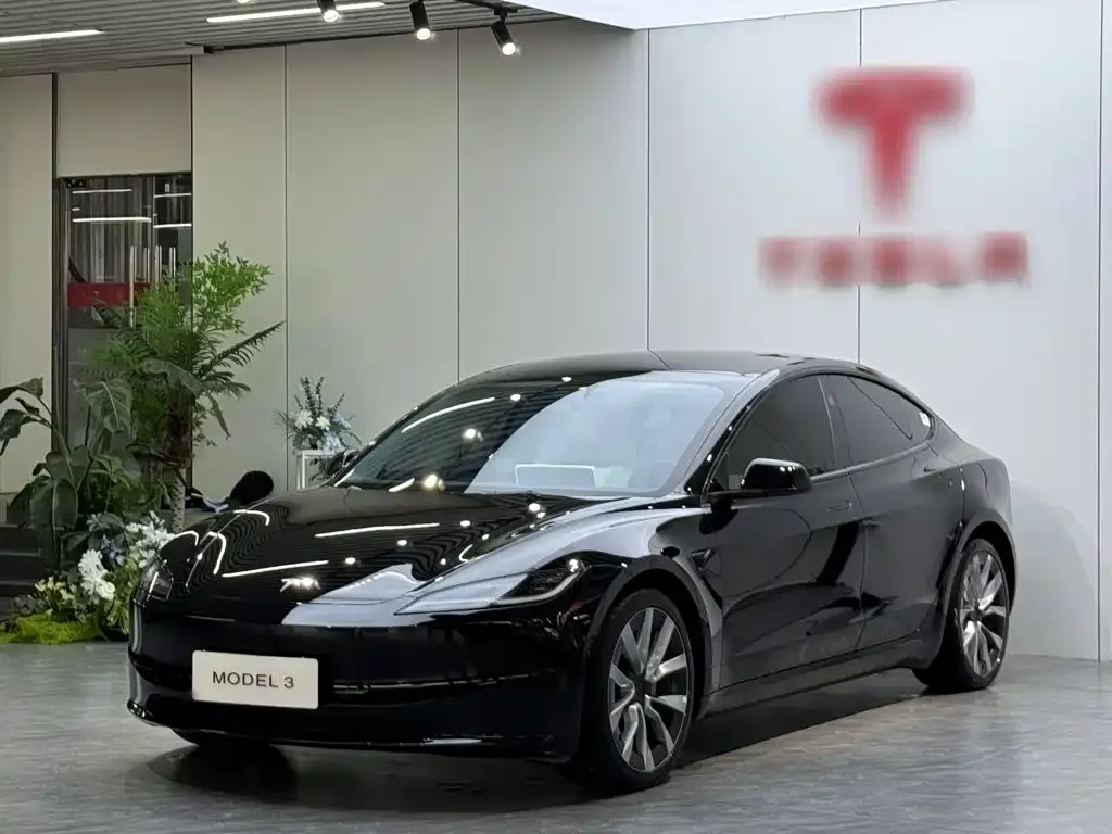 Tesla Model 3 — фото 1