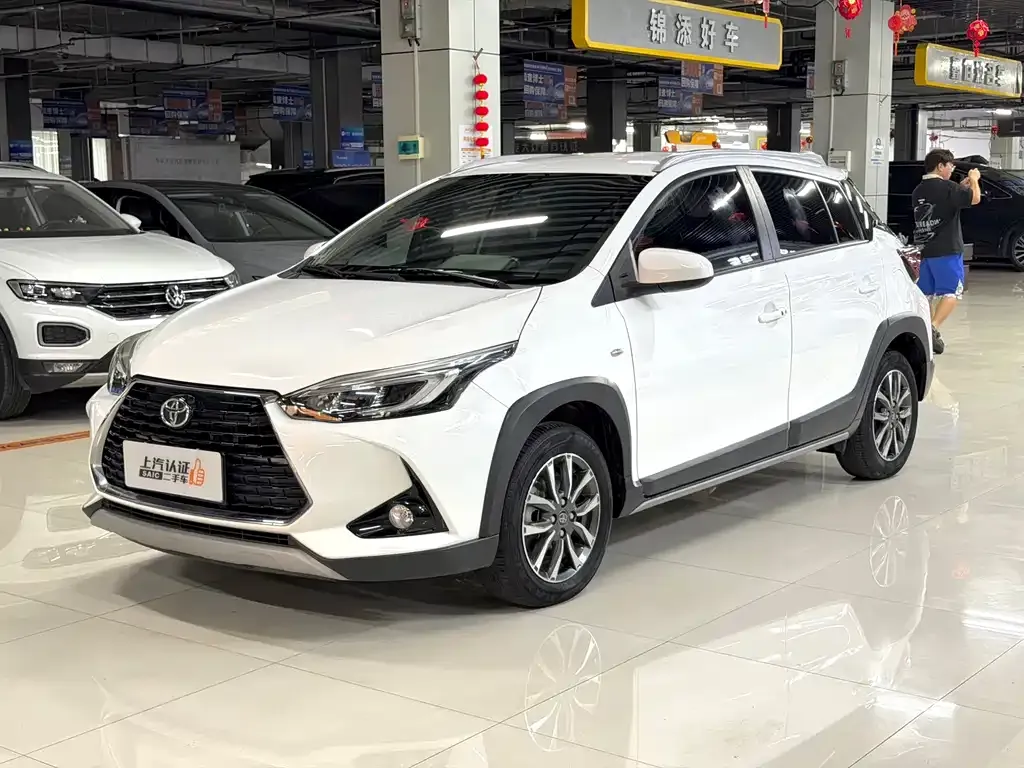 Toyota Yaris L — фото 1