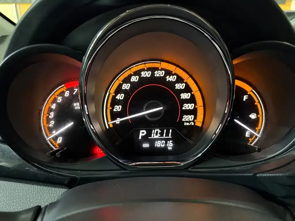 Toyota Yaris L — фото 2