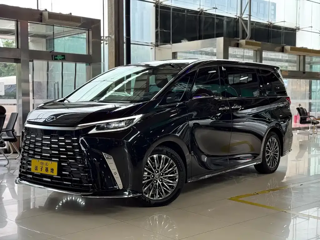 Lexus LM — фото 1