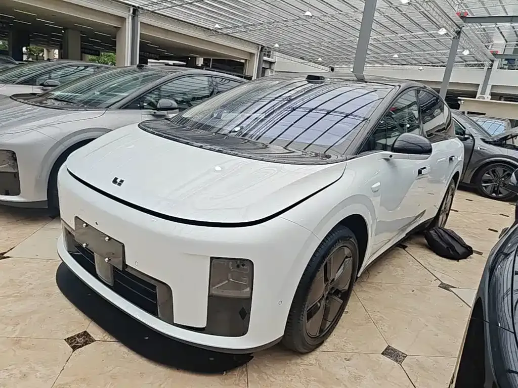 Li Auto i8 — фото 1
