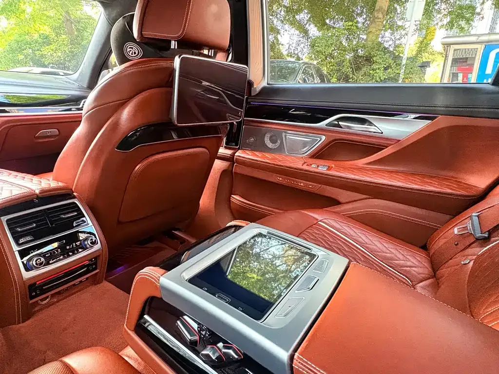 BMW 7 Series — фото 10