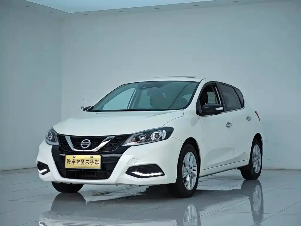 Nissan Tiida — фото 1