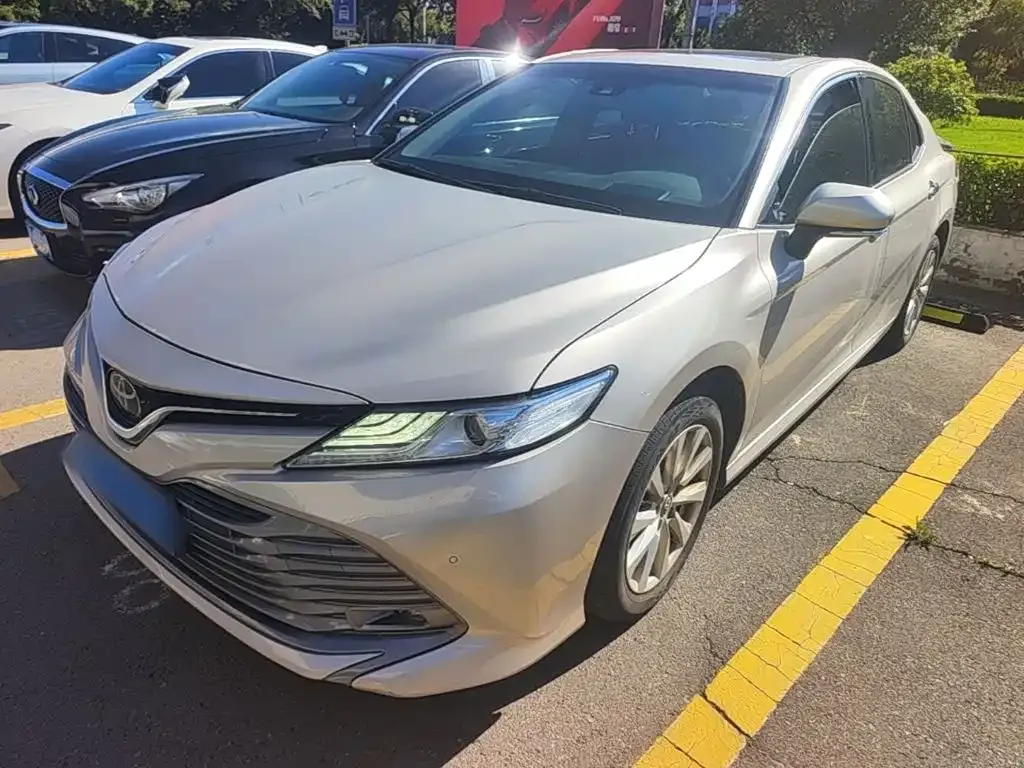 Toyota Camry — фото 1