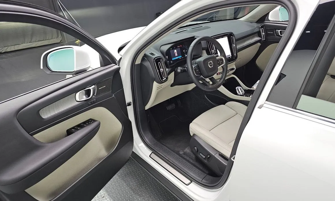 Volvo XC40 — фото 10