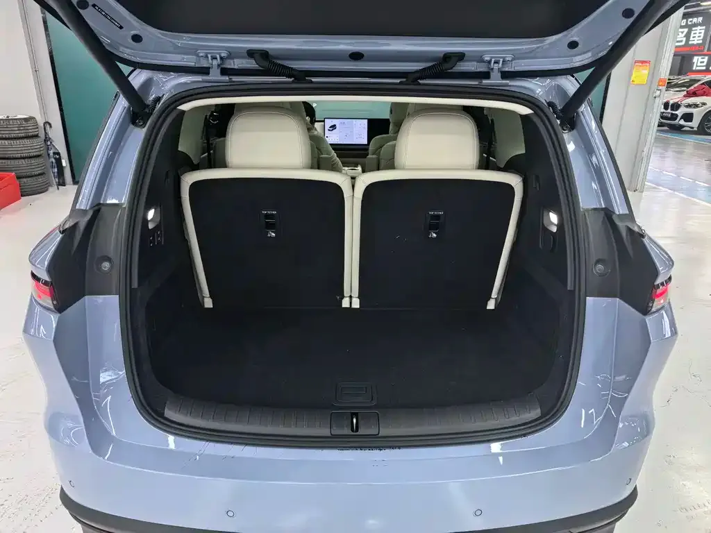 Li Auto i8 — фото 9