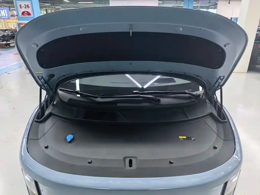 Li Auto i8 — фото 4