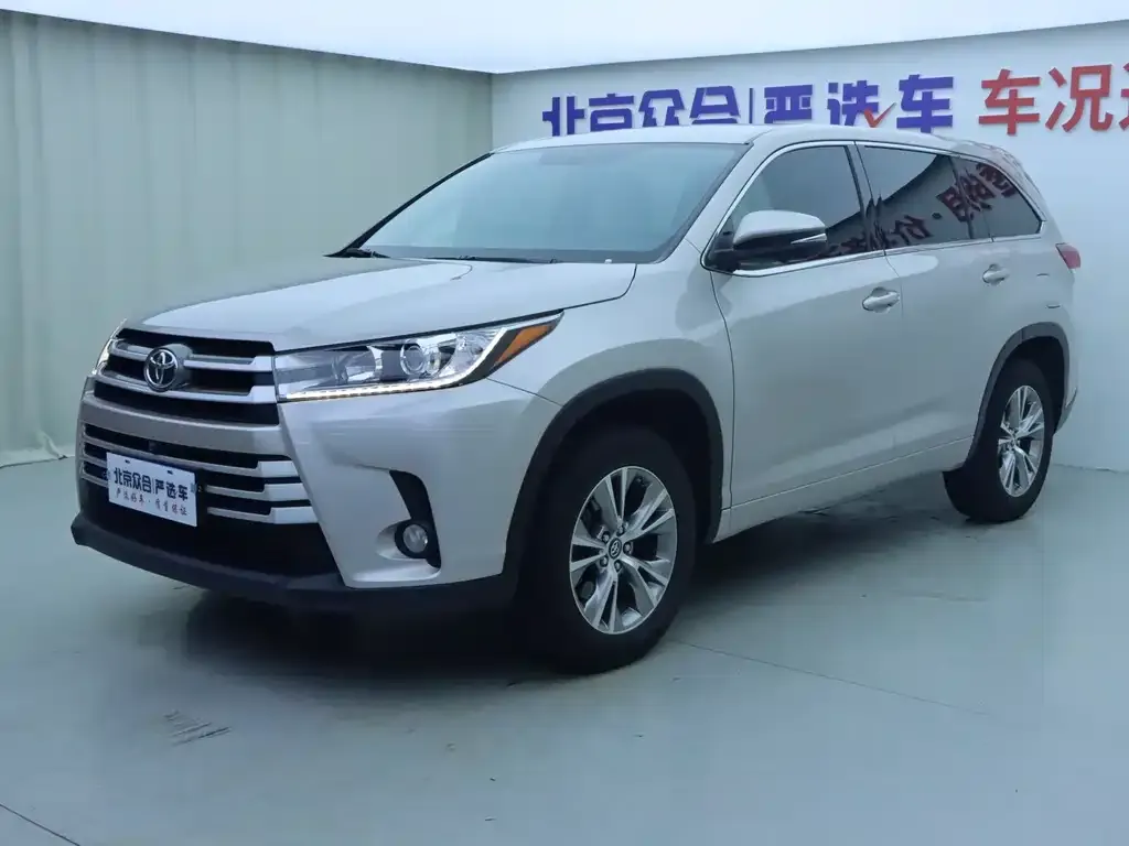 Toyota Highlander — фото 1