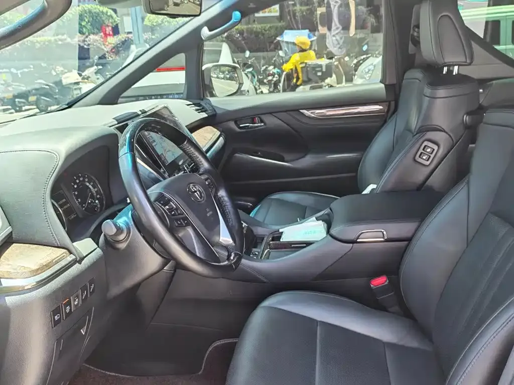 Toyota Vellfire — фото 2
