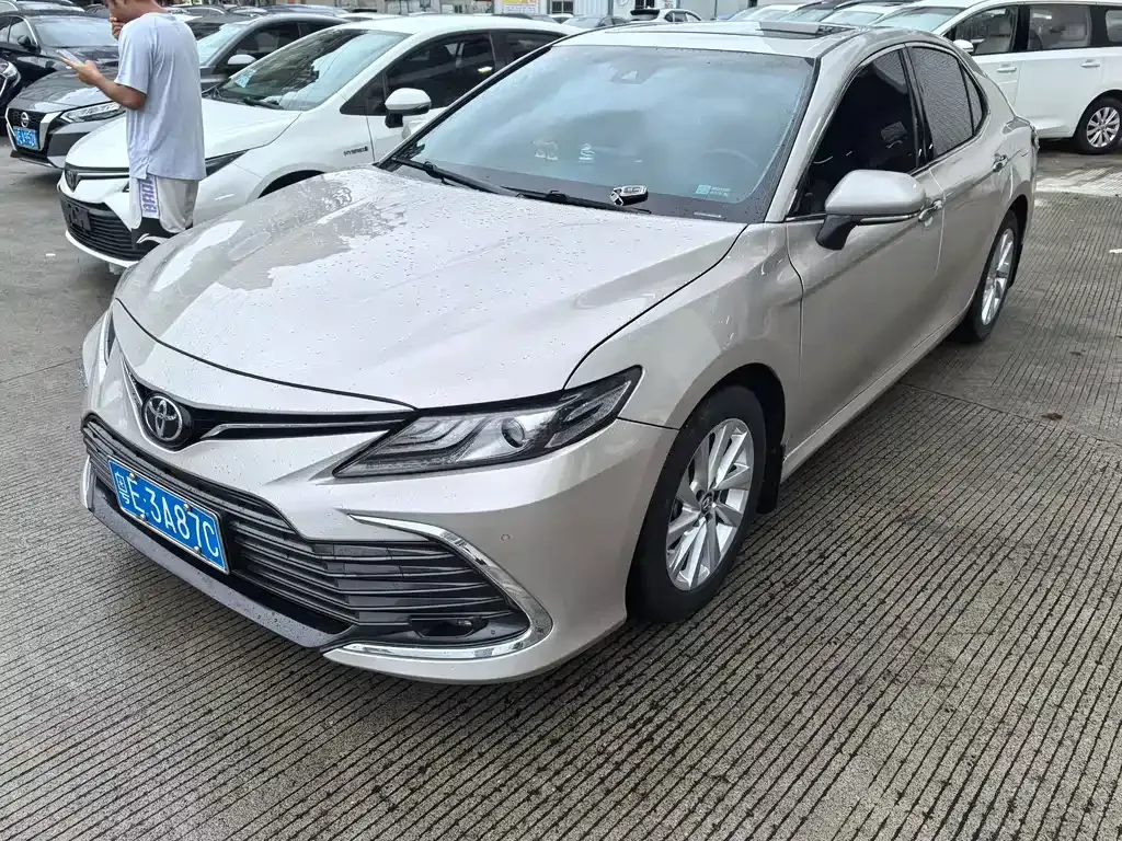 Toyota Camry — фото 1