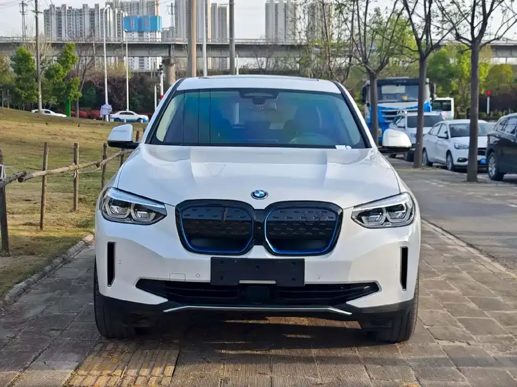 BMW iX3 — фото 9