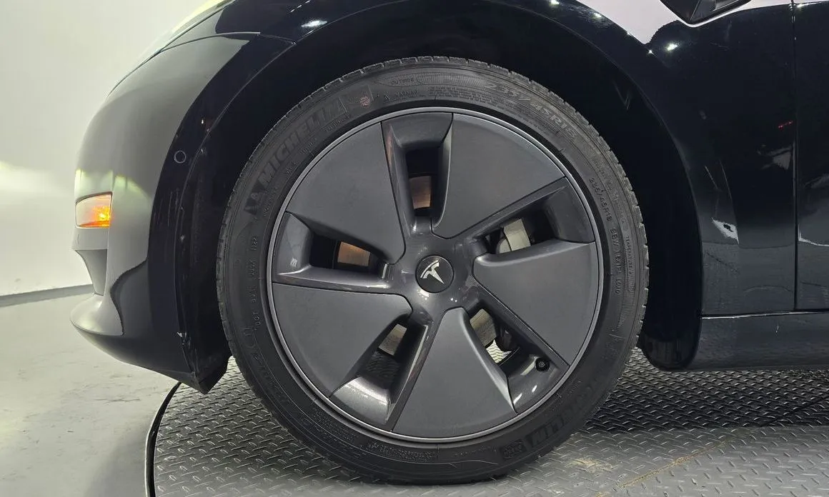 Tesla Model 3 — фото 10