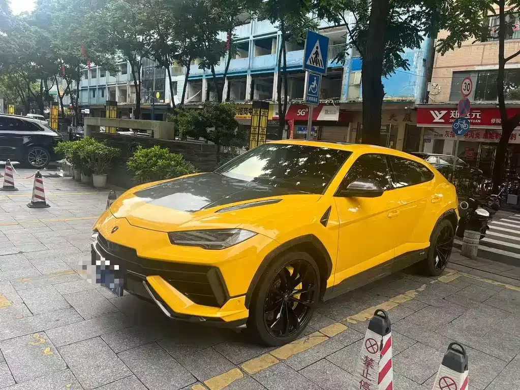 Lamborghini Urus — фото 1