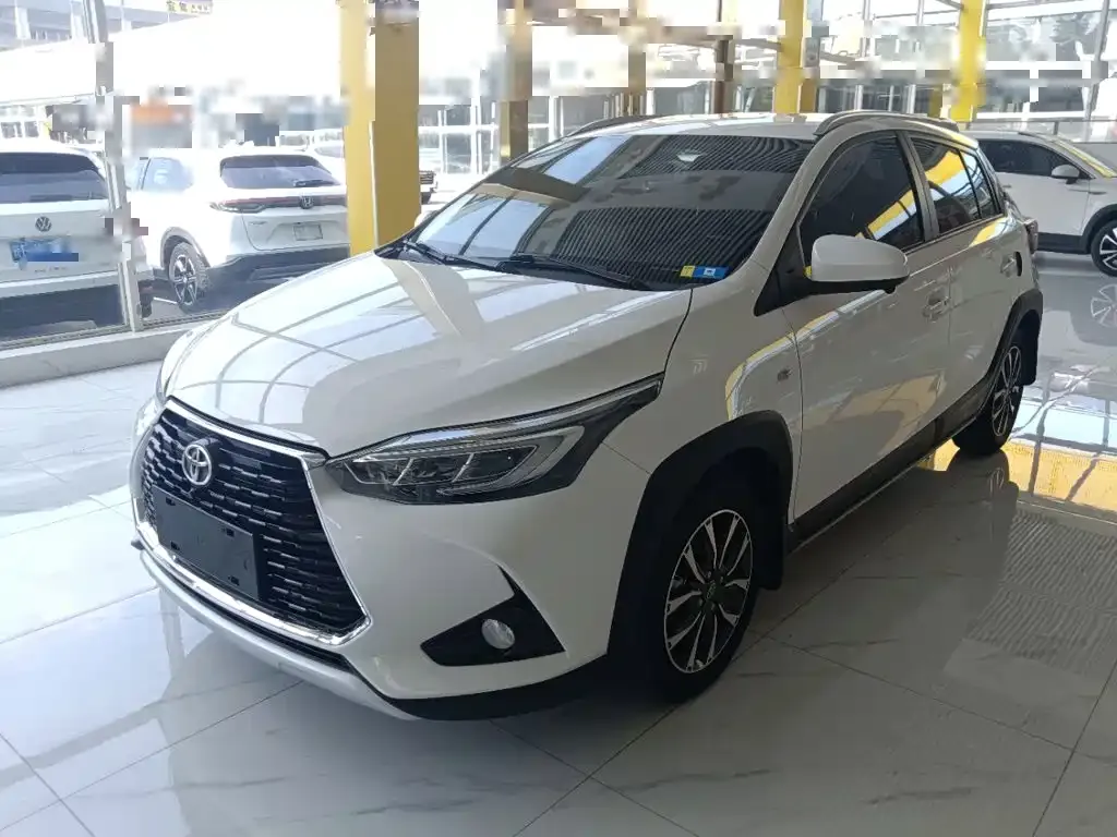 Toyota Yaris L — фото 1