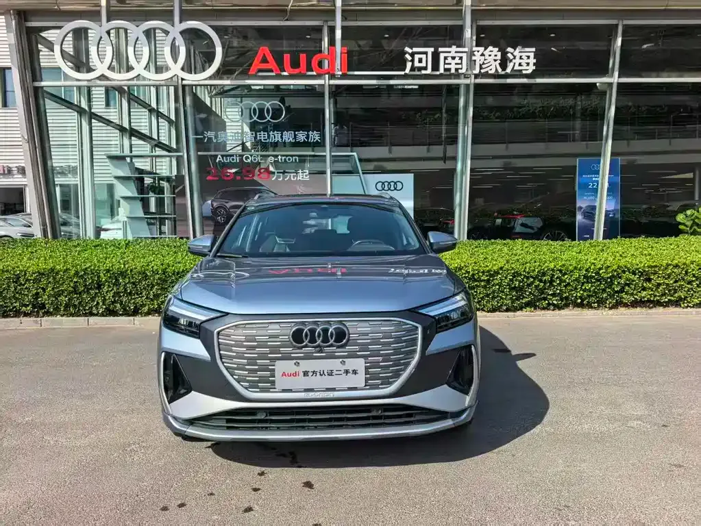 Audi Q4 e-tron — фото 1