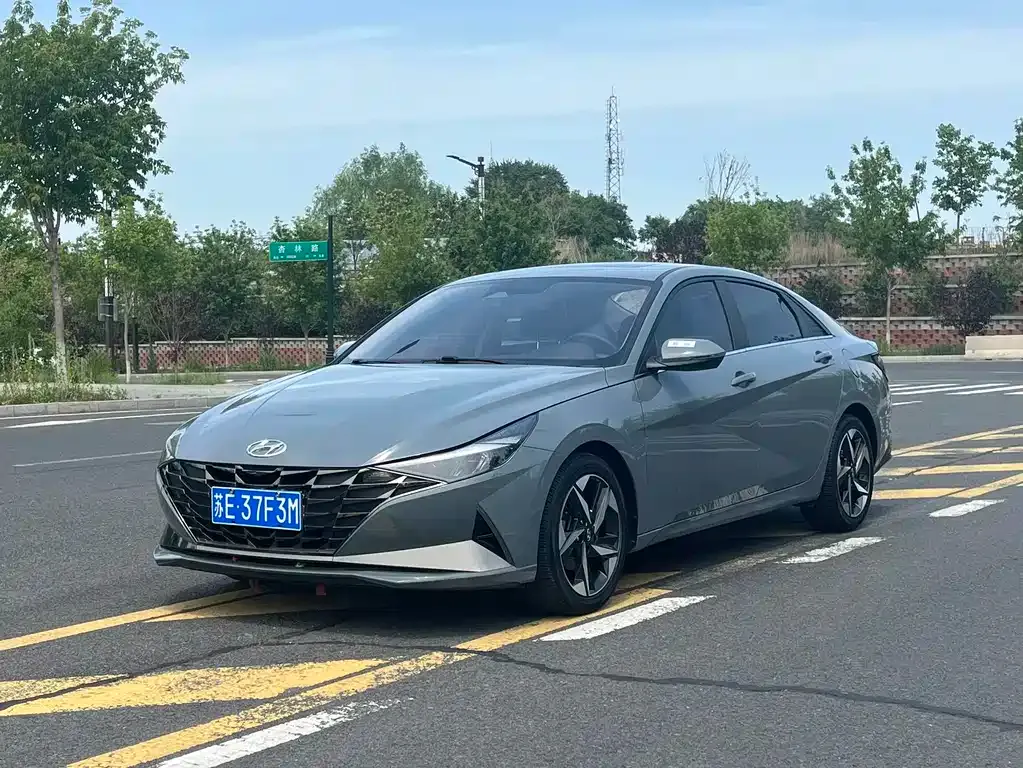 Hyundai Elantra — фото 1