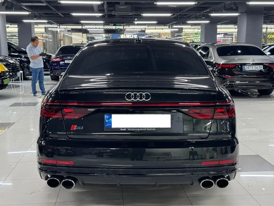 Audi S8 — фото 10