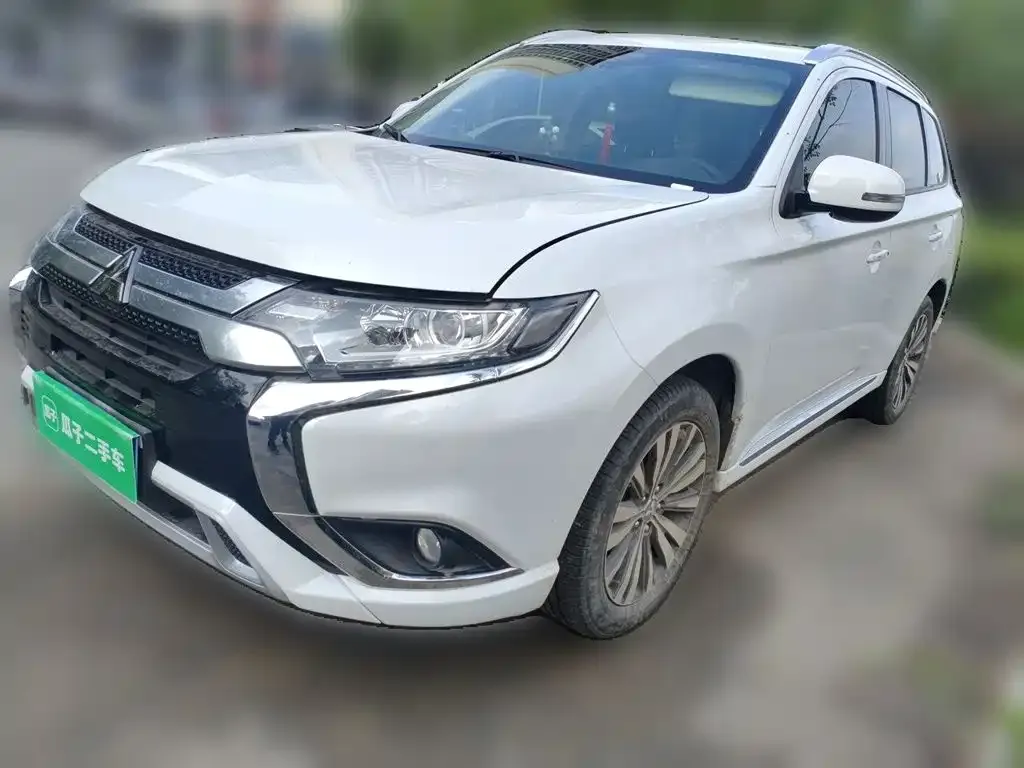 Mitsubishi Outlander — фото 1