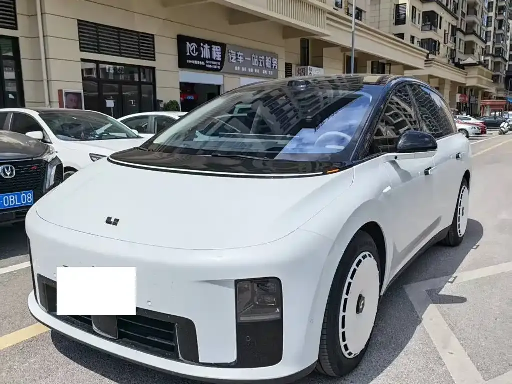 Li Auto i8 — фото 5