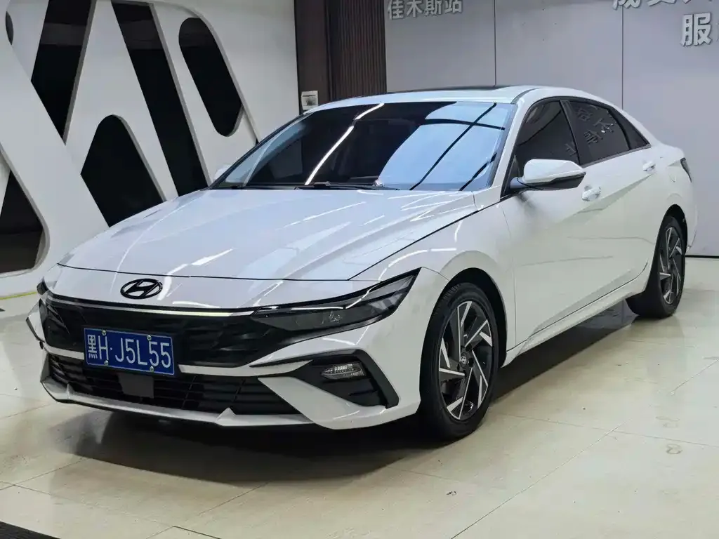 Hyundai Elantra — фото 1