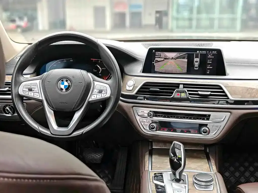 BMW 7 Series — фото 10