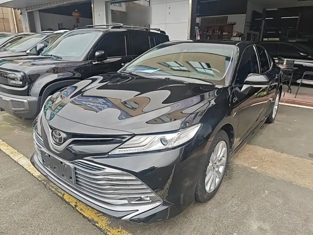 Toyota Camry — фото 1