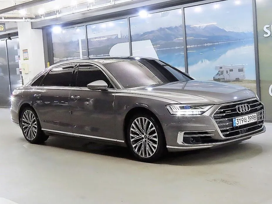 Audi A8 — фото 1