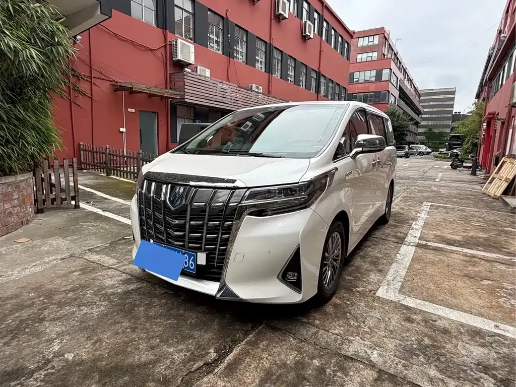 Toyota Alphard — фото 1