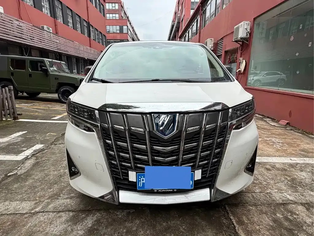 Toyota Alphard — фото 10