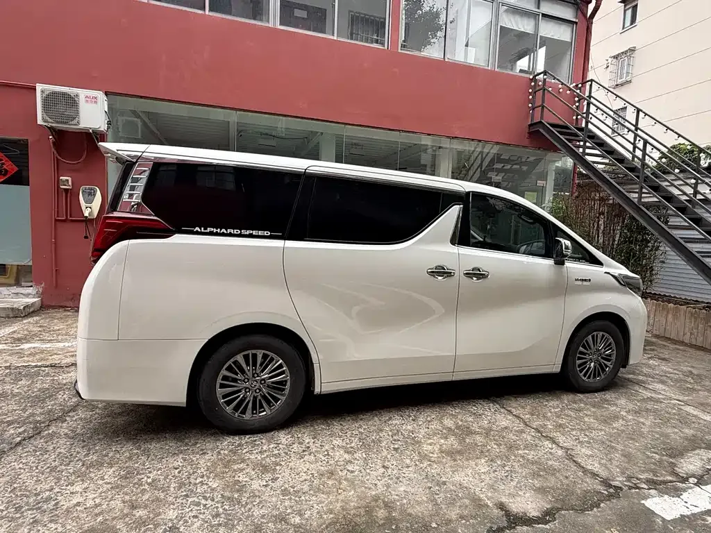 Toyota Alphard — фото 7
