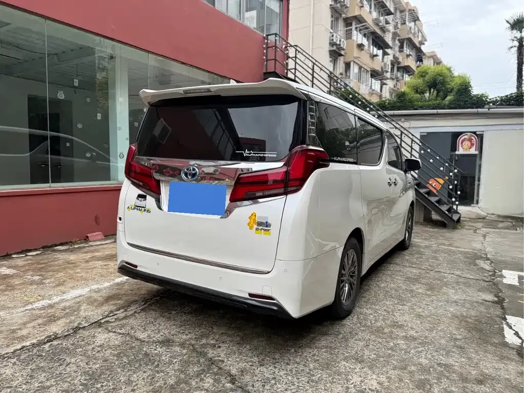Toyota Alphard — фото 9