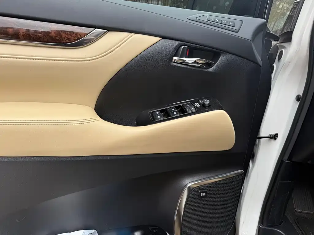 Toyota Alphard — фото 6