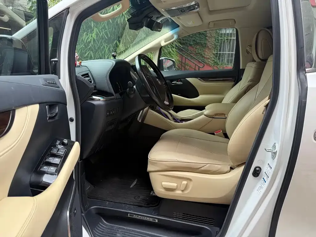 Toyota Alphard — фото 8
