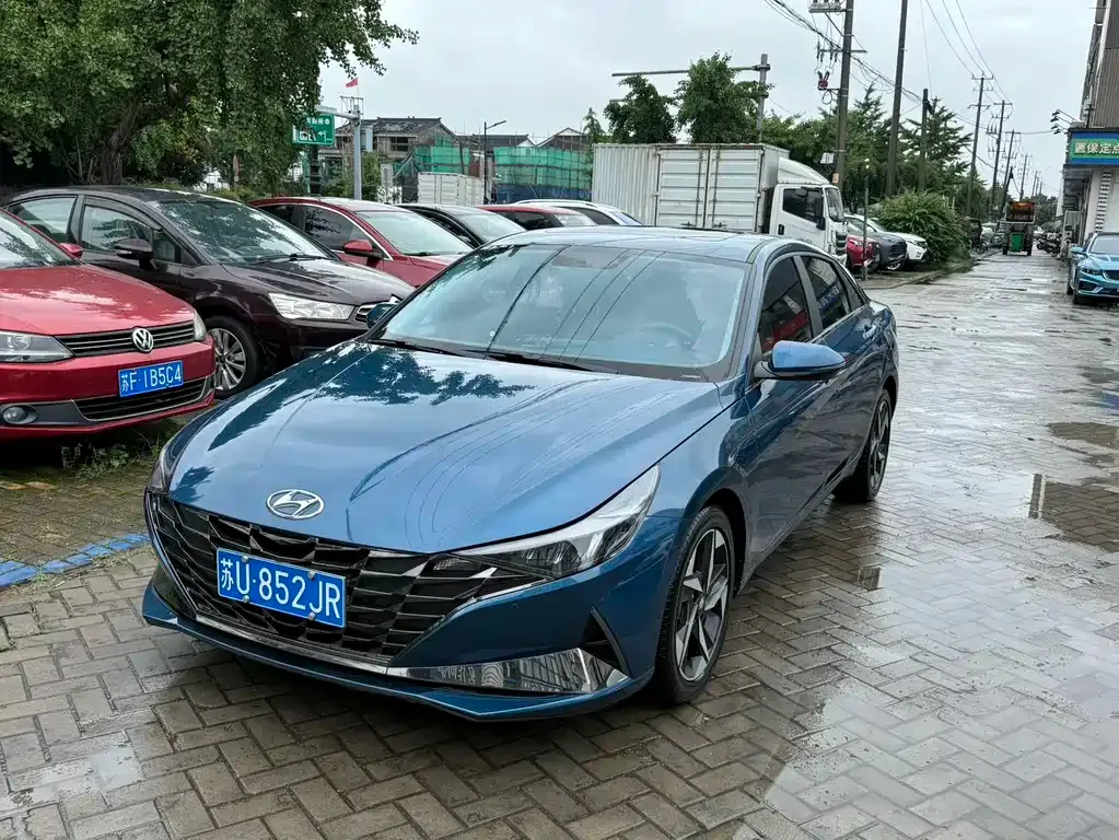 Hyundai Elantra — фото 1