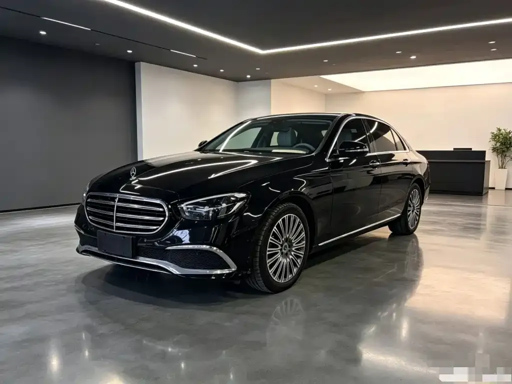 Mercedes-Benz E-Class — фото 1