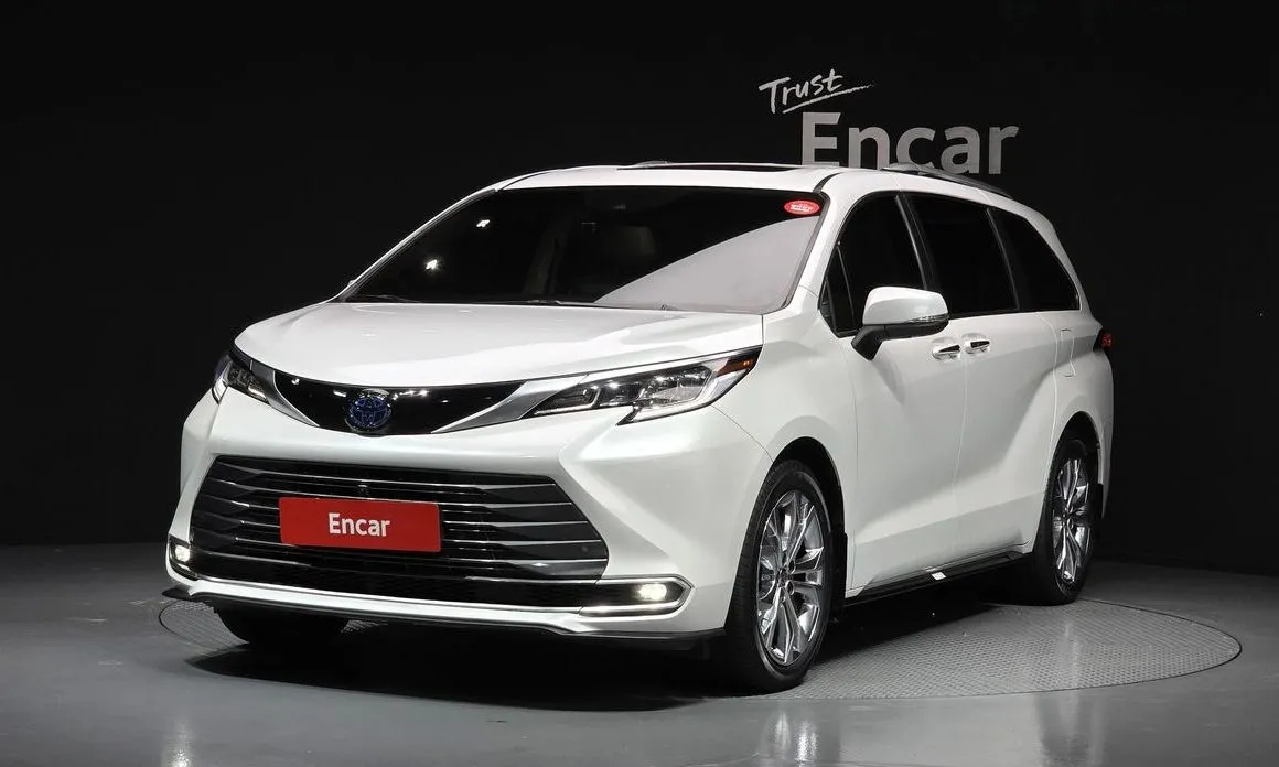 Toyota Sienna — фото 1