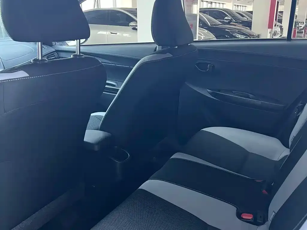 Toyota Yaris L — фото 2
