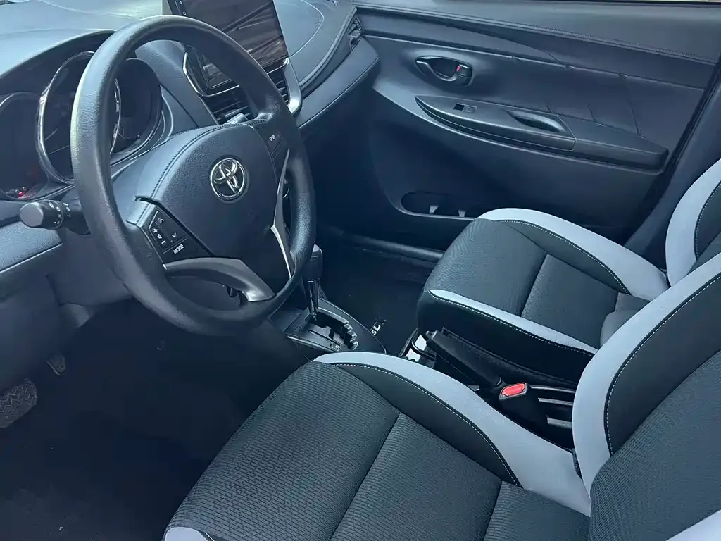 Toyota Yaris L — фото 5