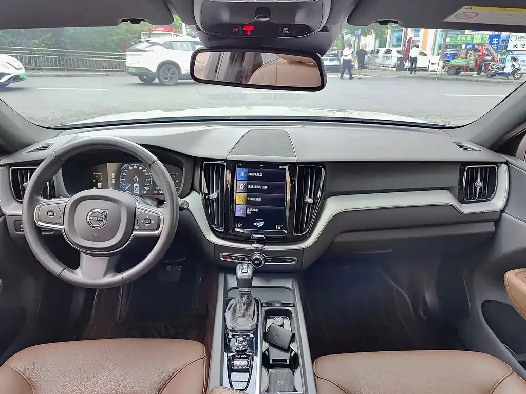 Volvo XC60 — фото 2