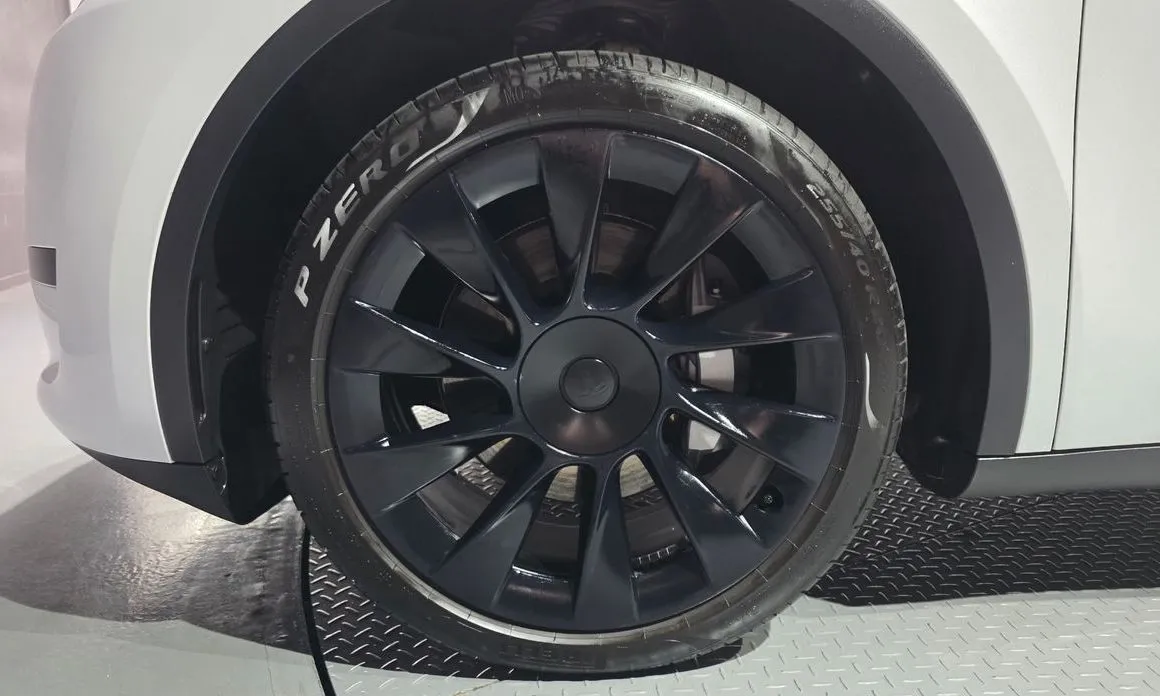 Tesla Model Y — фото 9