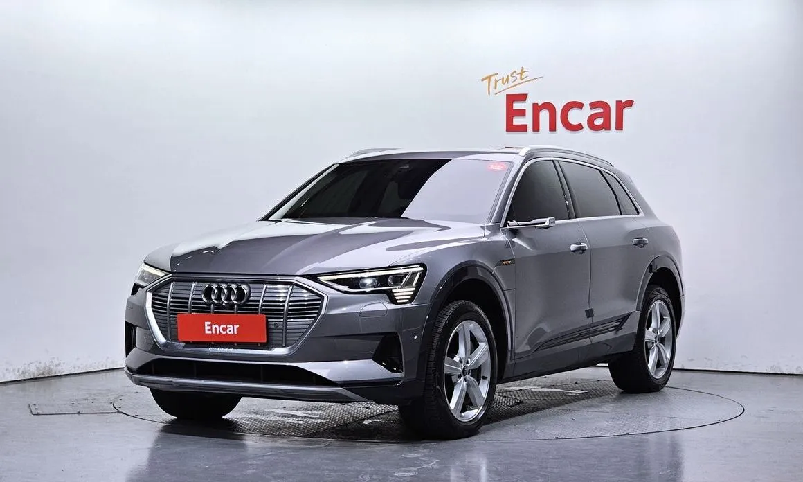 Audi e-tron — фото 1