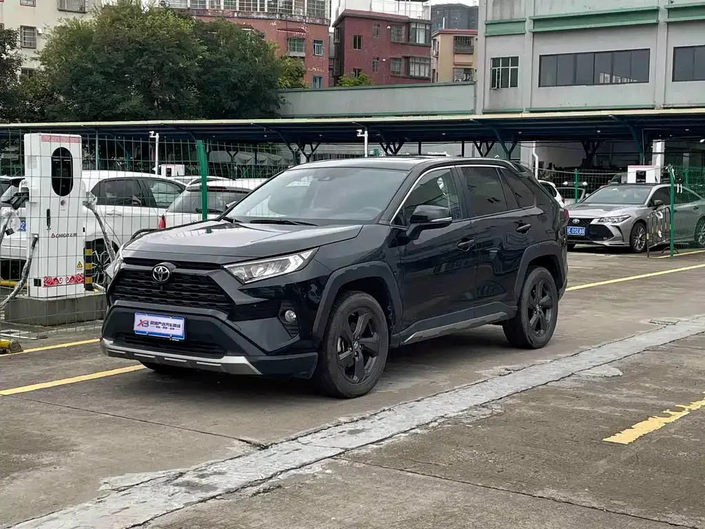 Toyota RAV4 — фото 1