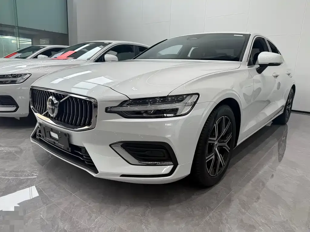 Volvo S60 — фото 1