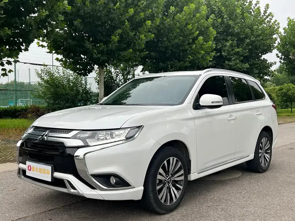 Mitsubishi Outlander — фото 1