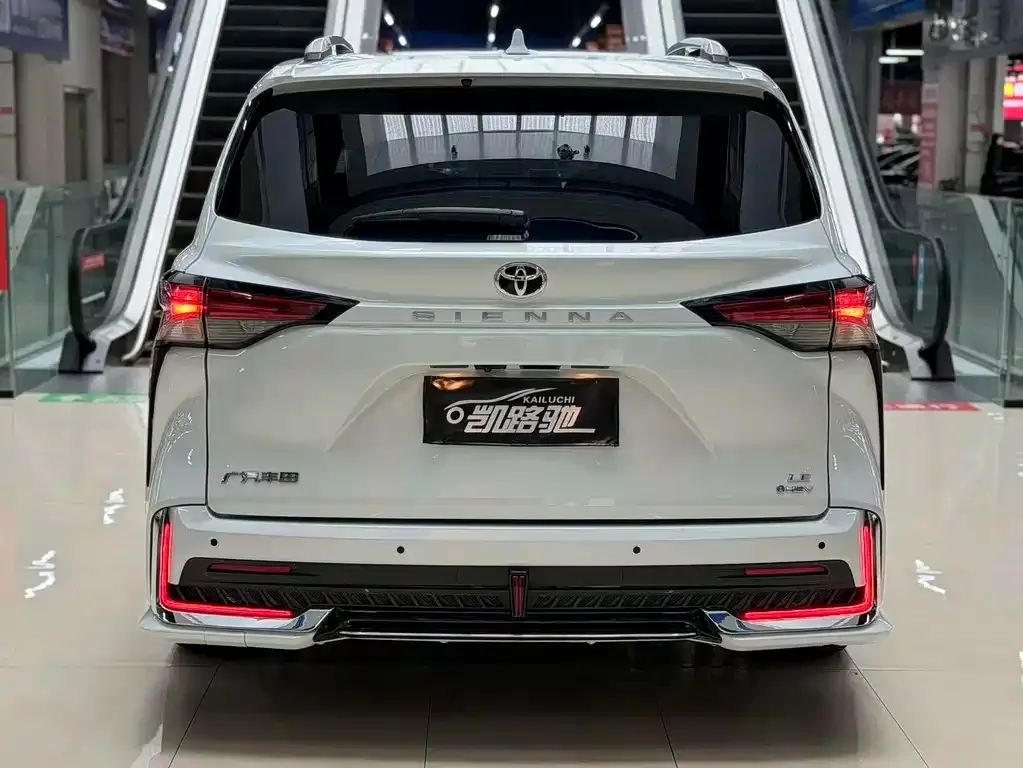 Toyota Sienna — фото 5
