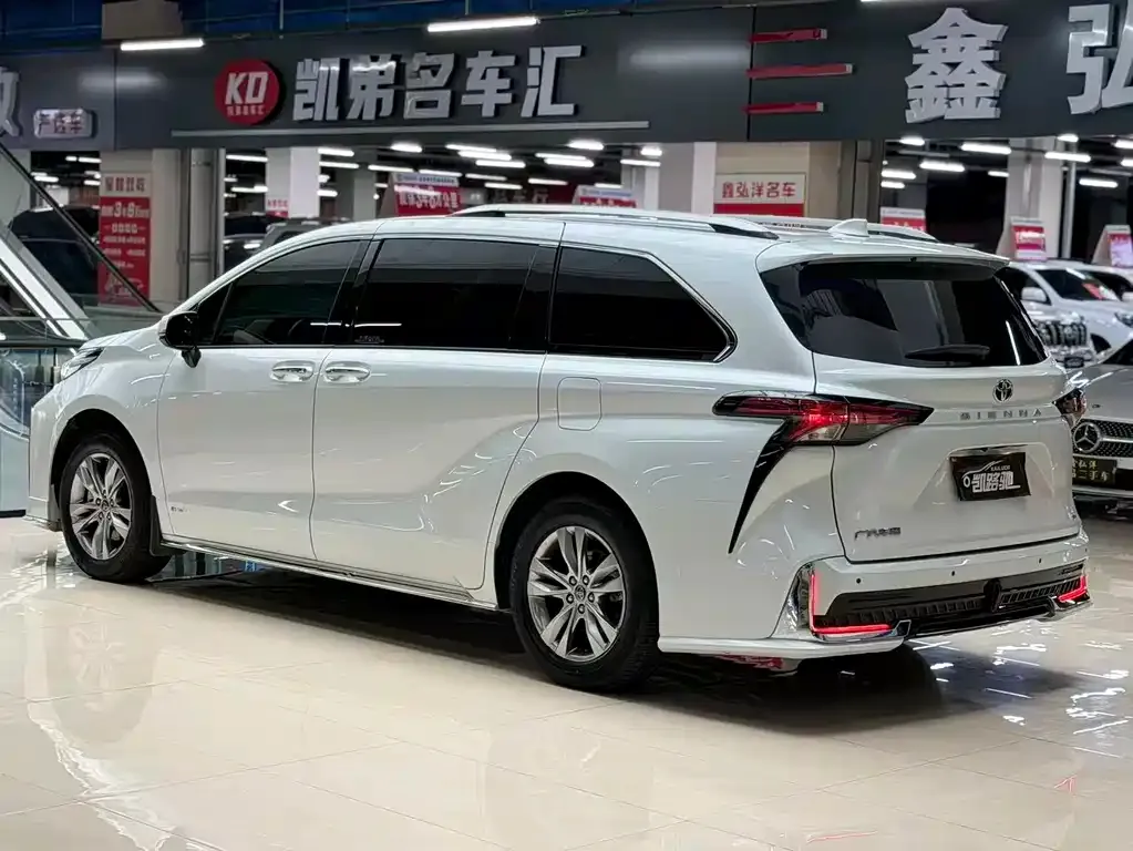 Toyota Sienna — фото 3